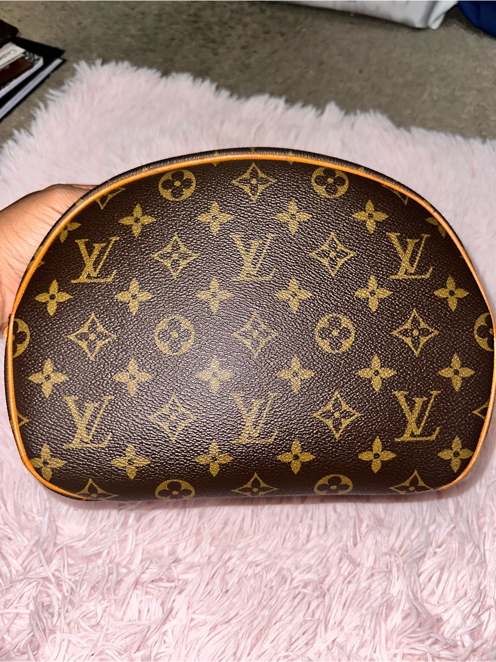 Authentic Louis Vuitton Monogram Canvas Blois Bag (1995) - Picture 4 of 16